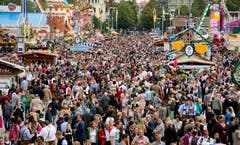 Auf dem Gelände des Oktoberfestes wird es eng: Tausende Besucher zog es bereits am Eröffnungstag am Samstag zum Feiern an das Volksfest. (Bild: Keystone / Sven Hoppe)