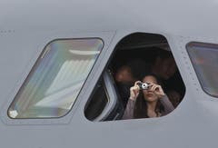 Eine Besucherin schiesst ein Foto vom Cockpit eines Airbus M400 aus. Diese Maschine wird als Transportflugzeug des Militärs genutzt. (Bild: Keystone / Michel Euler)