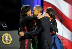 Barack Obama nimmt Glückwünsche seiner Frau Michelle entgegen. (Bild: Keystone)