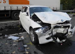 Die Lenkerin des nachfolgenden Autos musste zur Kontrolle ins Spital eingeliefert werden. (Bild: Kantonspolizei Schwyz)