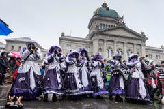 Die versammelten Guggenmusiken veranstalten das traditionelle Monsterkonzert auf dem Bundesplatz am Schluss des grossen Umzugs der Berner Fasnacht. (Bild: ALESSANDRO DELLA VALLE)