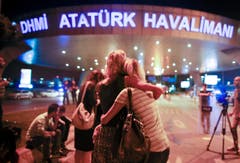 Fassungslose Passanten warten auf der Strasse vor dem Flughafen und umarmen sich. (Bild: Emrah Gurel)
