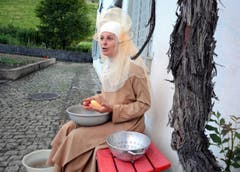 Pia Murer schält in der Pergola Kartoffeln und macht dabei überaus ergreifende Geständnisse. (Bild: Romano Cuonz)