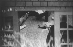 Am 8. April 1994 untersuchen die Behörden den Tatort und den Körper von Kurt Cobain, der am Boden liegt. (Bild: Tom Reese/Keystone)