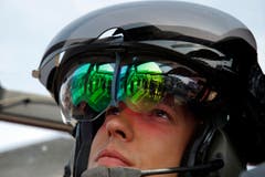 Der französische Leutnant Romain im Tigre HAD Helikopter am Dienstag auf dem Flugplatz in Le Bourget. (Bild: AP Photo/Francois Mori)