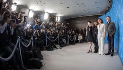 Blitzgewitter: Fotografen lichten Schauschpieler und Ressigeurin des Films «Nobody Wants the Night» ab. (Bild: Keystone)
