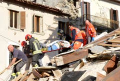 Ein verletzter Mann wird in Arquata del Tronto aus den Trümmern geborgen. (Bild: AP / Sandro Perozzi)