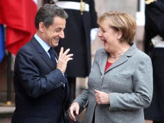 Was erzählen sie sich wohl? Die deutsche Bundeskanzlerin Angela Merkel und der französische Präsident Nicolas Sarkozy während einer Sitzung in Strassburg im Jahr 2011. (Bild: Keystone)