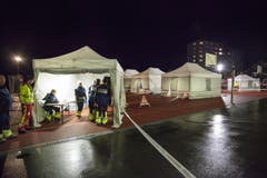 Darum wurde auf dem Sportplatz eine mobile Sanitätshilfestelle aufgebaut. (Bild: Edi Ettlin)