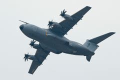 Die militärische Transportmaschine Airbus A400M während eines Demonstrationsfluges. (Bild: Francois Mori)