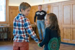 Casting zum Winnetour Freilichtspiel im Restaurant Wasserfall in Engelberg. Auf dem Bild zu sehen sind Nils und Lily Frank mit Tom Völkers, Produktionsverantwortlicher. (Bild: Pius Amrein (LZ))