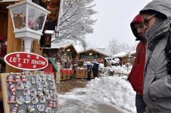 Richtig Winter ist es im norditalienischen Aostatal. Bei rund Null Grad betrachten Marktbesucher saisongerechte Kühlschrankmagnete. (Bild: THIERRY PRONESTI)
