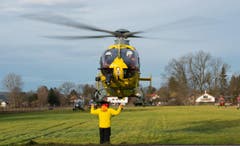 Ein Rettungshelikopter wird eingewiesen. (Bild: SVEN HOPPE)