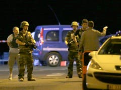 Die Strasse wurde von Polizisten abgeriegelt. (Bild: Claude Paris)