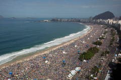 An der Copacabana versammelte sich eine nie dagewesene Menschenmenge zum Weltjugendtag vom 28. Juli. (Bild: Keystone)