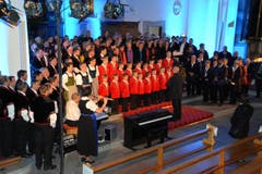 Ein imposantes Bild: 150 Mitwirkende - Sängerinnen, Sänger, Musikanten und Singbuben - beim gemeinsamen Auftritt im Chor der Kernser Pfarrkirche. (Bild: Romano Cuonz / Neue NZ)