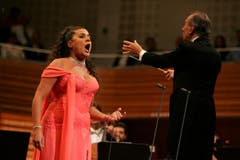 Zwei Stars im KKL bei der Generalprobe des Eröffnungskonzert des Lucerne Festival 2006. Dirigent Claudio Abbado und die Solistin Cecilia Bartoli. (Bild: Archiv / Neue LZ)