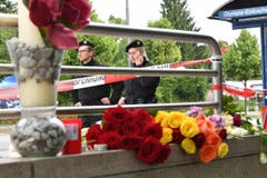 Blumen in der Nähe des Tatorts. (Bild: Kerstin Joensson)