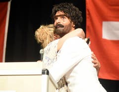 An diesem speziellen 1. August kann nicht einmal Frau Landammann Susanne Hochuli aus dem Aargau dem türkischstämmigen Müslüm ein «Küsschen in Ehren verwehren». (Bild: Romano Cuonz (Neue NZ))