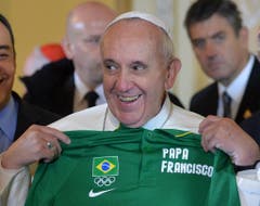 Fussballfan Franziskus erhält am 25. Juli ein T-Shirt. (Bild: Keystone)