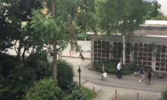 Die ersten Meldungen seien um kurz vor 18:00 Uhr eingetroffen. Demnach seien die ersten Schüsse bei einem McDonald's-Schnellrestaurant gefallen, sagte die Polizeisprecherin. (Bild: Thamina Stoll)