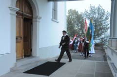 Einzug in die Kirche. Älplervater Werner Halter. (Bild: Philipp Unterschütz)