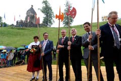 Der Zuger Regierungsrat Beat Villiger, der Schwyzer Landammann Andreas Barraud, Bundesrat Ueli Maurer, der Schwyzer Regierungsrat Andre Ruegsegger und der Zuger Landammann Heinz Taennler, von links, während den Feierlichkeiten zum Volksfest 700 Jahre Schlacht am Morgarten in Oberaegeri am Sonntag. (Bild: Keystone/Urs Flüeler)