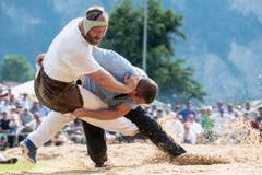 Benji von Ah und Philipp Laimbacher, von links, während dem Schlussgang beim 100-jährigen Jubiläums-Schwingfest. Der gestellte Schlussgang reichte Laimbacher nicht für den Sieg. (Bild: Alexandra Wey / Keystone)