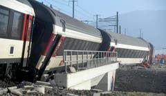 Ebenfalls untersucht wurde die Statik einer Brücke, auf der ein Teil der Züge zum Stillstand kam. (Bild: Keystone / Ennio Leanza)
