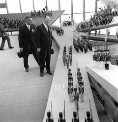 Bundesrat Paul Chaudet vom Militärdepartement (rechts) betrachtet während der Eröffnung am 30. April ein Schlachtszenario in einem Pavillion (Bild: Keystone / Str)