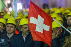Bauarbeiter feiern den erfolgreichen Durchstoss der Weströhre am Ceneri-Basistunnel. (Bild: Keystone)