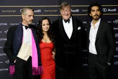 Von links: Jeremy Irons, US-Schauspielerin Devika Bhise, der englische Schauspieler Stephen Fry und Dev Patel. (Bild: Keystone)