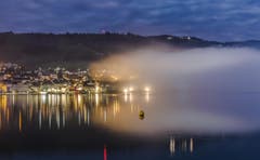 Nebelschwaden ziehen über Zug. (Bild: Daniel Hegglin)