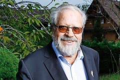 Paul Wolfisberg (83, ehemaliger Aufstiegstrainer): «40 Jahre ist es jetzt her, seit ich als Trainer mit dem SC Kriens in die Nationalliga B aufgestiegen bin. Für die Klubbeiz habe ich später sogar die Pläne gezeichnet. Das ‹Penalty-Stöbli› ist für mich als Architekt gewiss das erste meiner Gebäude, das abgerissen wird. Vom heutigen SCK-Vorstand habe ich einen sehr guten Eindruck.» (tbu.) (Bild: Stefan Kaiser)