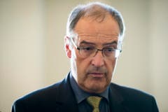 Bundesrat und Verteidigungsminister Guy Parmelin «ist traurig» über den Absturz. (Bild: GIAN EHRENZELLER)