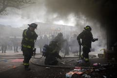 Schon am Montag müssen Feuerwehrleute ausrücken. (Bild: AP Photo/Patrick Semansky)