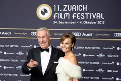 Pepe Lienhard und Ehefrau Christine posieren auf dem grünen Teppich am Eröffnungs-Abend des 11. Zurich Film Festivals. (Bild: Keystone)