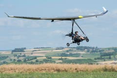 Toni Roth fliegt an der Flugdemonstration der Motorschirme. (Bild: Keystone / ENNIO LEANZA)