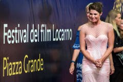 Die britische Schauspielerin Gemma Arterton auf dem roten Teppich in Locarno. (Bild: Keystone)