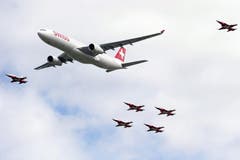 Eskortiert von Tiger F5-E Kampfjets der Patrouille Suisse überfliegt ein Airbus A330 der Swiss das Gelände. (Bild: Keystone)