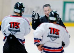 EVZ-Trainer Harold Kreis gibt Anweisungen. (Bild: Stefan Kaiser / Neue ZZ)