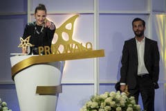 Bligg, der bereits 2008 und 2010 Walos erhielt, teilte seinen diesjährigen Triumph mit Steffe la Cheffe: Erstmals in der Geschichte des Preises erhielten die beiden von der 100-köpfigen Jury genau die gleiche Punktzahl, wie die Organisatoren mitteilten. (Bild: Keystone)