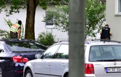 Die Polizei sucht die Umgebung der Attacke ab. (Bild: AP/Marc Kleine-Kleffmann)