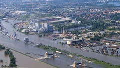 Die Elbe hat - wie hier bei Rothensee - längst ihr Flussbett verlassen. (Bild: Keystone)