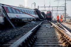 Eine S-Bahn und ein Interregio-Zug stiessen auf der Ausfahrweiche Richtung Schaffhausen seitlich zusammen. (Bild: Keystone / Ennio Leanza)