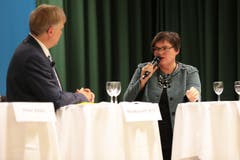 Sie werden das Rennen um den Ständeratssitz unter sich ausmachen: Therese Rotzer (im Gespräch mit Moderator Markus von Rotz)... (Bild: Roger Zbinden / Neue NZ)