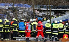 Rettungskräfte bei der Unglücksstelle. (Bild: AP/Matthias Schrader)