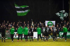 Die St. Galler feiern mit den Fans nach dem 0:5 im Cup-Spiel. (Bild: Keystone)