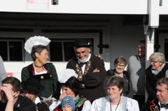 Wildwiib und Wildmaa präsentieren im Garten des Hotel Bahnhof die Älplersprüche. Älplervater Werner Halter und Ehefrau Theres amüsieren sich. (Bild: Philipp Unterschütz)
