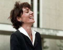 Die amerikanische Rechtsanwälting Beth Wilkinson bricht in Gelächter aus, als sie das Bundesgericht in Denver am 20. Mai 1997 verlässt. (Bild: Keystone)